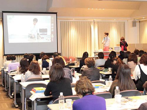 代理店１２４人が参加した勉強会の様子